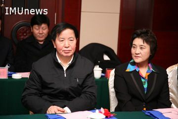 自治区副主席布小林(右,自治区政府党组成员,内蒙古乌兰夫基金会会长