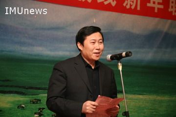 自治区党委统战部副部长施文学校党委副书记赵东主持