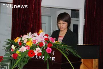毕业生代表李烜(左图),郭红霞(右图)发言