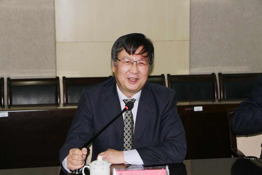新闻要览 内大要闻 > 正文 陈国庆校长为郝时远教授颁发"内蒙古大学