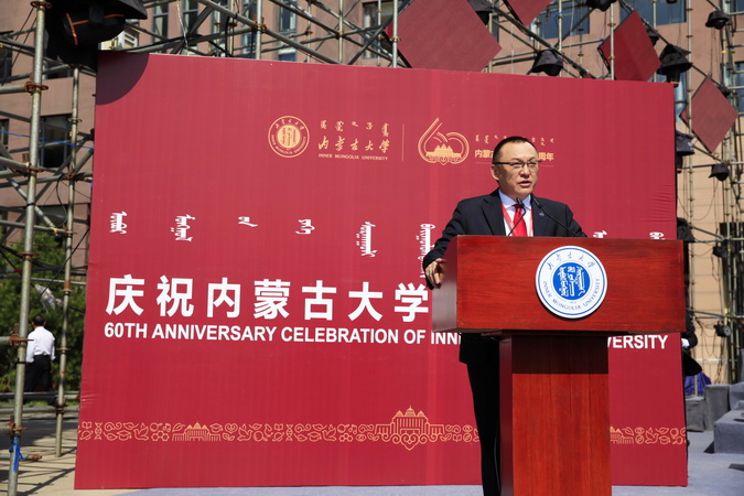 蒙古国国立大学校长特木尔巴特尔讲话