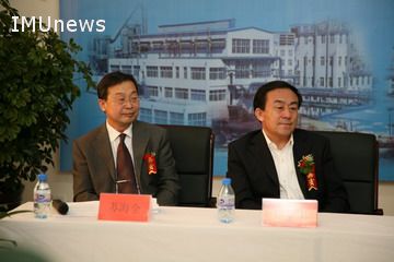 呼和浩特市副市长吕慧生(右),化学化工学院院长 苏海全教授主持成立