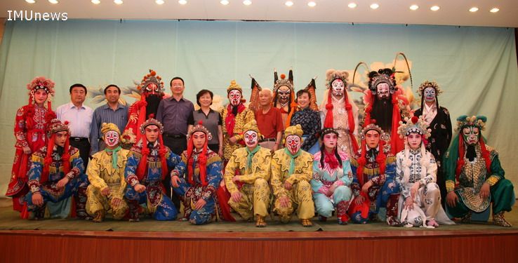内蒙古京剧团应邀来我校作专场演出