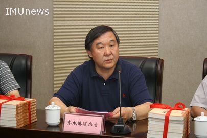 副校长齐木德道尔吉主持赠书仪式