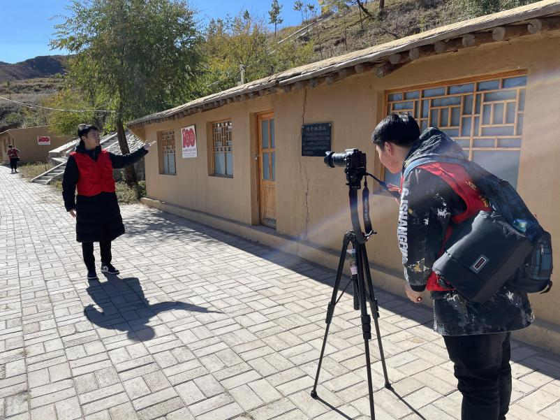 文学与新闻传播学院新闻学系师生寻访大青山抗日游击根据地旧址