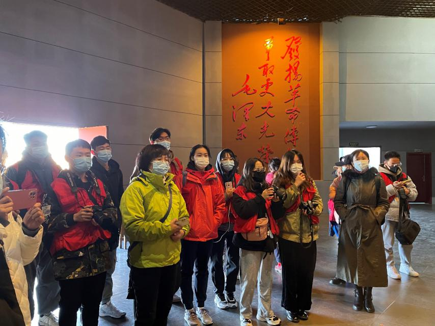 文学与新闻传播学院新闻学系师生寻访大青山抗日游击根据地旧址