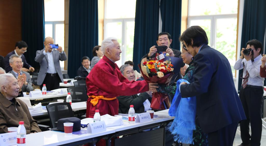 18.却日勒扎布教授的学生给老师献花.JPG